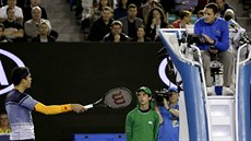 Kanadský tenista Milos Raonic se hádá s rozhodím v semifinále Australian Open.