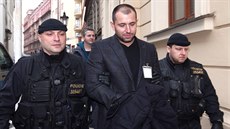 Policieté vedou Ivo Halu pražskou Bartolomějskou ulicí. Policieté vedou Ivo Halu pražskou Bartolomějskou ulicí.