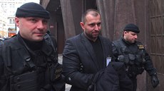 Policisté odvádí  Ivo Halu z budovy policie na praském Pertýn.