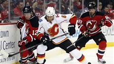 Obránce Dennis Wideman bojuje o kotouč během úterního zápasu proti New Jersey. Obránce Dennis Wideman bojuje o kotouč během úterního zápasu proti New Jersey.