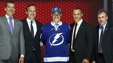 Jonathan Drouin (uprostřed) při draftu v roce 2013. Steve Yzerman (druhý... Jonathan Drouin (uprostřed) při draftu v roce 2013. Steve Yzerman (druhý...