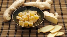 Zázvor je skvělý pomocník při nachlazení, kandovaný zázvor ocení ženy při... Zázvor je skvělý pomocník při nachlazení, kandovaný zázvor ocení ženy při...