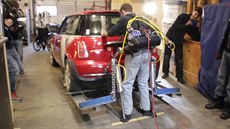 Díky exoskeletu zvedne Mini Coopera. Díky exoskeletu zvedne Mini Coopera.
