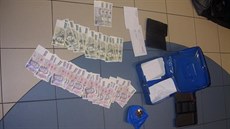 Obálky v ukradené a nalezené pokladně obsahovaly 73 tisíc korun. Obálky v ukradené a nalezené pokladně obsahovaly 73 tisíc korun.