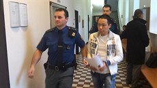 Justiční stráž přivádí vietnamského pěstitele marihuany do soudní síně Justiční stráž přivádí vietnamského pěstitele marihuany do soudní síně