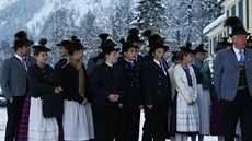Lidé v tradiních bavorských krojích ekají na píjezd kancléky Merkelové (20....