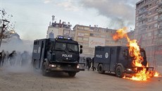 Demonstranti v Pritin se stetli s policií (9. ledna 2016).