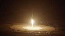 Raketa Falcon 9 (v1.2) spolenosti SpaceX ped prvním úspným pistáním po...