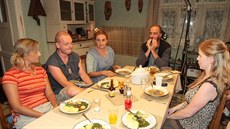 natáení filmu Taková normální rodinka - zleva Vanda Hybnerová, Lubo Kostelný,...