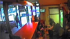 Podvodník oklamal obsluhu baru v Kraslicích na Sokolovsku. Po jeho odchodu v...