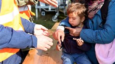 Identifikační náramky jsou samozřejmostí například v uprchlických hotspotech či... Identifikační náramky jsou samozřejmostí například v uprchlických hotspotech či...