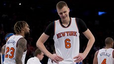 Lotyský mladík Kristaps Porzingis (íslo 6) záí v dresu NY Knicks. Postaví se...