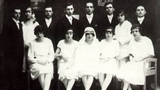 Vrah Oldřich Filipín (v horní řadě čtvrtý zleva) se jako mládenec zúčastnil i... Vrah Oldřich Filipín (v horní řadě čtvrtý zleva) se jako mládenec zúčastnil i...