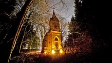 Osvícená plamínky přinesených svíček vypadá kaple u Kvasetic téměř romanticky.... Osvícená plamínky přinesených svíček vypadá kaple u Kvasetic téměř romanticky....