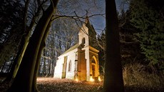 Osvícená plamínky pinesených svíek vypadá kaple u Kvasetic tém romanticky....