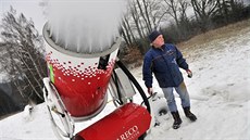 Správce sjezdovky na Vysoké Zdeněk Novotný může, pokud tomu počasí dovolí,... Správce sjezdovky na Vysoké Zdeněk Novotný může, pokud tomu počasí dovolí,...