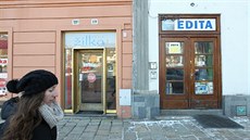 Když chtějí jít domů nájemníci z levého domu, tak musí využít vstup do budovy... Když chtějí jít domů nájemníci z levého domu, tak musí využít vstup do budovy...
