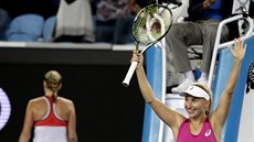 SENZACE. Darja Gavrilovová  slaví po vítzství ve druhém kole Australian Open...