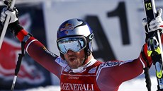 Aksel Lund Svindal slaví po superobím slalomu v Kitzbühelu.