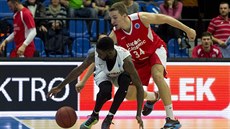 Howard Sant-Roos z Nymburka se snaží sebrat míč, tlačí se na něj Dimitar... Howard Sant-Roos z Nymburka se snaží sebrat míč, tlačí se na něj Dimitar...
