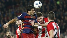 Luis Suárez z Barcelony hlavičkuje v utkání s Bilbaem. Luis Suárez z Barcelony hlavičkuje v utkání s Bilbaem.
