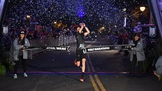 Vítězné protnutí cílové pásky Star Wars půlmaratonu se světelným mečem nad... Vítězné protnutí cílové pásky Star Wars půlmaratonu se světelným mečem nad...