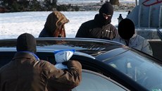 Při zásahu proti drogovému gangu 19. 1. 2016 zadrželi policisté 12 lidí a... Při zásahu proti drogovému gangu 19. 1. 2016 zadrželi policisté 12 lidí a...