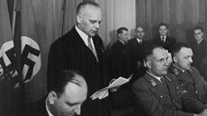 Miesbach musel hrát na dvě strany. Poslouchal rozkazy nadřízených z Berlína či... Miesbach musel hrát na dvě strany. Poslouchal rozkazy nadřízených z Berlína či...