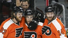 Jakub Voráek (vlevo) z Philadelphie se raduje z gólu v duelu s Torontem se...