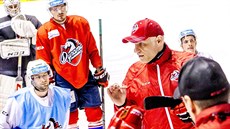 Nový pardubický kouč Peter Draisaitl vede první trénink. Nový pardubický kouč Peter Draisaitl vede první trénink.