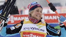 Norská bkyn na lyích  Therese Johaugová se raduje z triumfu ve volné...