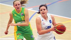 Andrea Andělová (vpravo) z Karlových Varů uniká obraně Slovanky. Andrea Andělová (vpravo) z Karlových Varů uniká obraně Slovanky.