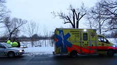 Na Počernickém rybníce se pod mužem prolomil led (20.1.2015) Na Počernickém rybníce se pod mužem prolomil led (20.1.2015)