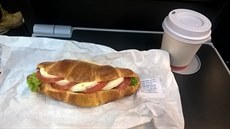 I pes omezený servis se dalo ve vlaku najíst. Káva zdarma, croissant s...