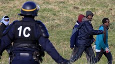 Francouzský policista zastavuje migranty, kteí se snaili dostal do nákladních...