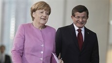 Angela Merkelová a její turecký protjek Ahmet Davutoglu v Berlín. (22. 1....