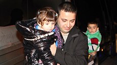 Telekomunikační technik Marwan Matti se svou dcerou Masarrou a synem Samirem po... Telekomunikační technik Marwan Matti se svou dcerou Masarrou a synem Samirem po...