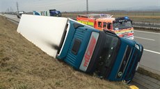 Polský kamion s masem skonil ve tvrtek ráno v píkopu na dálnici D1 u...