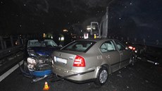 Na dálnici D46 u Prostjova havarovaly na kluzké silnici dv desítky aut,...