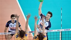 Matthijs Verhanneman (vpravo) z Roeselare smečuje proti libereckým Liboru... Matthijs Verhanneman (vpravo) z Roeselare smečuje proti libereckým Liboru...