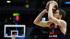 Tomáš Satoranský z FC Barcelona střílí na koš Realu Madrid. Tomáš Satoranský z FC Barcelona střílí na koš Realu Madrid.
