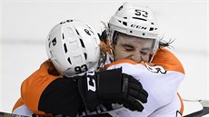 Jakub Voráek (vlevo) a  Shayne Gostisbehere oslavují gól Philadelphie.