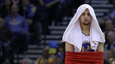 Stephen Curry z Golden State vstupuje z lavičky do druhého poločasu duelu s... Stephen Curry z Golden State vstupuje z lavičky do druhého poločasu duelu s...