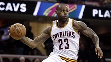 LeBron James z Clevelandu a jeho hra svalů v utkání s Phoenixem. LeBron James z Clevelandu a jeho hra svalů v utkání s Phoenixem.