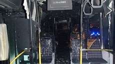 Plameny zniily zhruba dv tetiny autobusu.