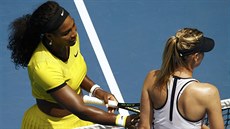 DÍKY ZA HRU. Serena Williamsová utuje u sít poraenou Marii arapovovou.