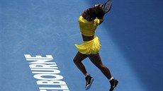V LETU. Serena Williamsová odehrává bekhend ve výskoku.