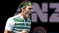 NADENÍ. Roger Federer se raduje ve tvrtfinále Australian Open s Tomáem...