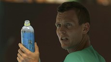 JET VODU, PROSÍM. Tomá Berdych pi pauze v utkání s Rogerem Federerem.