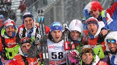 Francouzský lyžař (uprostřed) Maurice Manificat slaví triumf na volné patnáctce... Francouzský lyžař (uprostřed) Maurice Manificat slaví triumf na volné patnáctce...